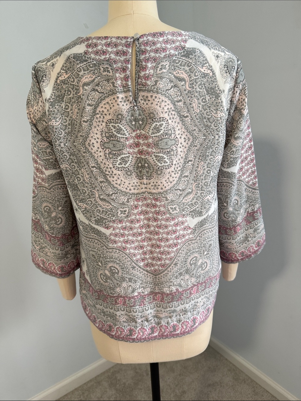 Lila Rose Women's Multi Print Boatneck Top in Gray and Dusty Pink SZS - Picture 2 of 14